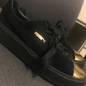 BLACK AND GOLD PUMA’s